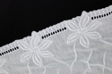 Biała bawełna w kwiaty 1mb
