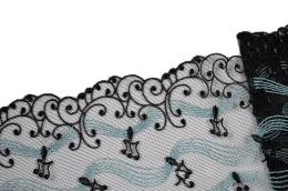 Stabilny haft na czarnym tiulu zdobiony elemenatmi z gipiury