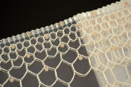 Kremowy haft z błyszczącą nicią 0,5mb