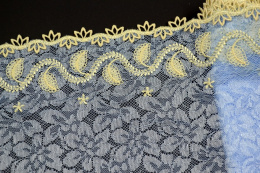 Błękitny haft zakończony gipiurą 0,5mb