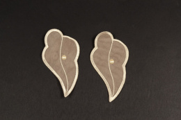 Beżowe aplikacje z perełką