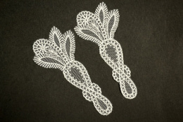Creme Embroidered applique 2pairs