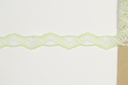 Wąski haft na tiulu