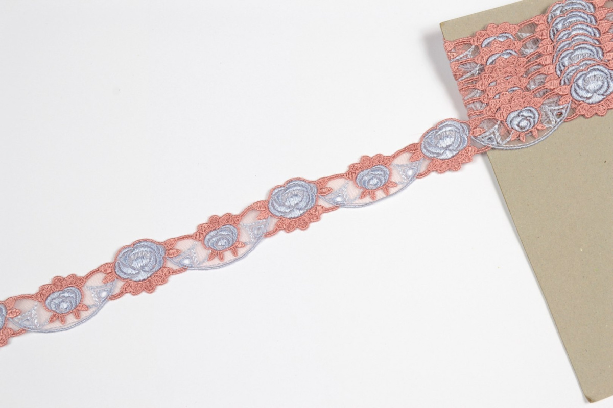 Embroidered lace in rose
