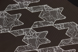 Beżowy haft z koronkowym wzorem 0,7mb