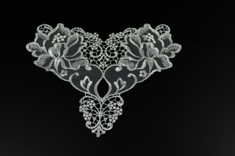 Biała naszywka, aplikacja, dekolt, szycie stringów i fig 1szt.