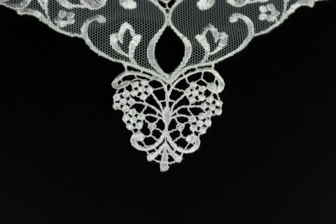 Biała naszywka, aplikacja, dekolt, szycie stringów i fig 1szt.