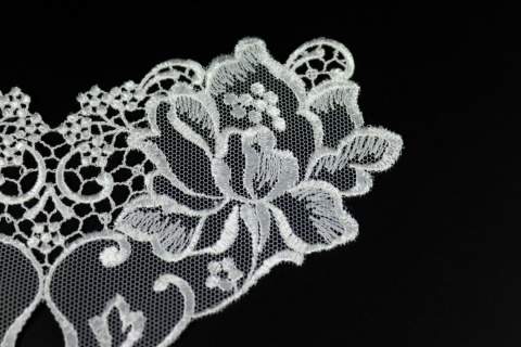 Biała naszywka, aplikacja, dekolt, szycie stringów i fig 1szt.