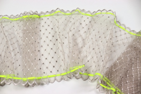 Beżowa koronka na tiulu, satynowa wstążka, koronki do szycia 0,5mb