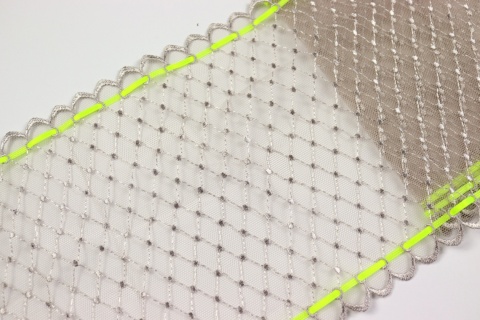 Beżowa koronka na tiulu, satynowa wstążka, koronki do szycia 0,5mb