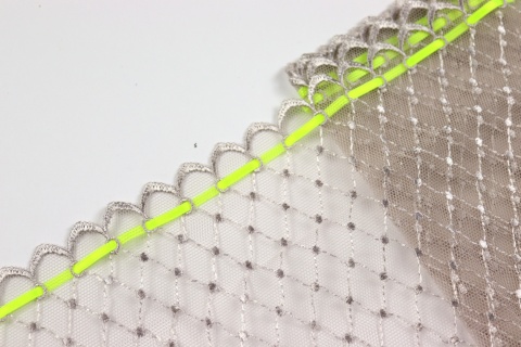 Beżowa koronka na tiulu, satynowa wstążka, koronki do szycia 0,5mb