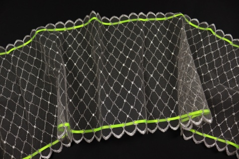 Beżowa koronka na tiulu, satynowa wstążka, koronki do szycia 0,5mb