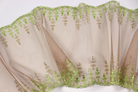 Beżowo zielony haft na tiulu, koronka do szycia, złota nić 0,5mb