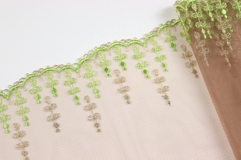Beżowo zielony haft na tiulu, koronka do szycia, złota nić 0,5mb