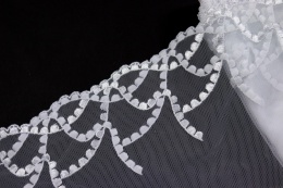 Biały stabilny haft, koronka na tiulu, szycie, materiały do szycia 0,5mb