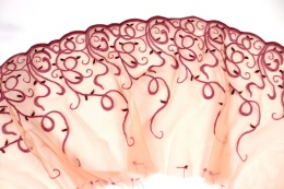 Mocno elastyczny haft, miękki tiul, wypukły wzór 0,6mb