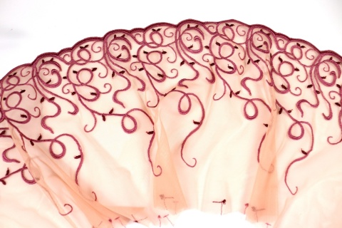 Mocno elastyczny haft, miękki tiul, wypukły wzór 0,6mb