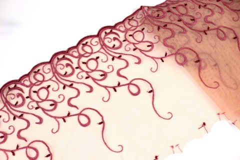 Mocno elastyczny haft, miękki tiul, wypukły wzór 0,6mb