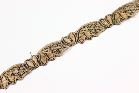 Wąska tasiemka jasny beż, czerń, koronka na tiuu 0,5mb