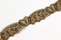 Wąska tasiemka jasny beż, czerń, koronka na tiuu 0,5mb