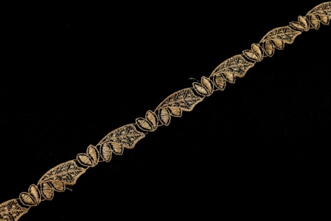 Wąska tasiemka jasny beż, czerń, koronka na tiuu 0,5mb