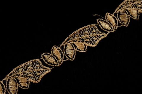 Wąska tasiemka jasny beż, czerń, koronka na tiuu 0,5mb