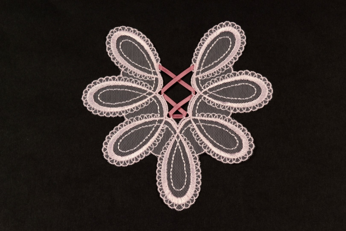 Embroidered appliques in ligh pink colour