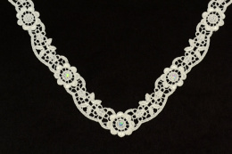 Kremowe aplikacje z cekinami