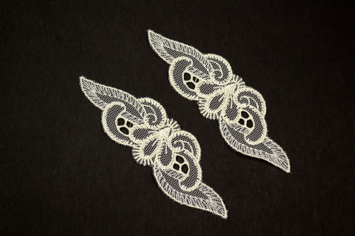 Embroidered appliques in creme color 3pcs.