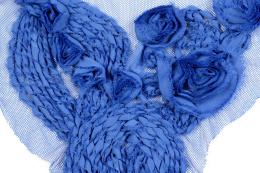 Niebieska haftowana aplikacja duża