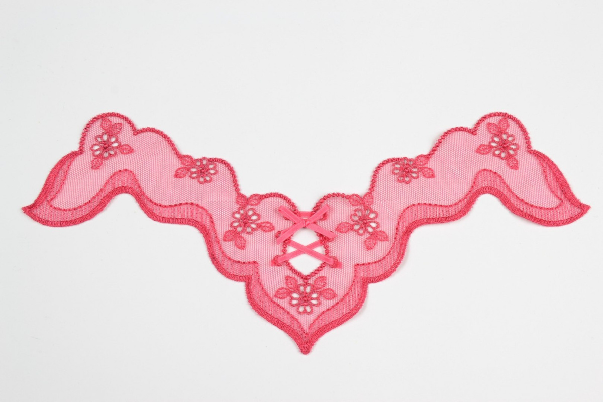 Embroidered appliques in pink colour