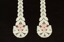 Śmietankowo różowe naszywki z kryształkiem w stylu Swarovski 2szt.