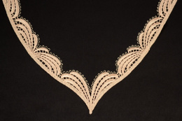 Beżowe aplikacje dekolt