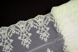 Elastyczny biało zielony haft, miękki tiul mocno rozciągliwy 0,5mb