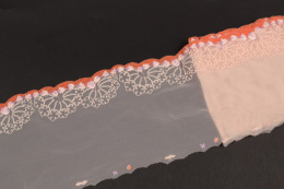 Elastyczny haft pudrowy róż, mocno elastyczny tiul 0,5mb