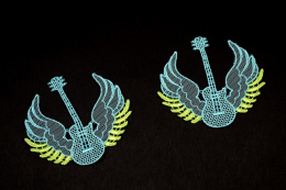 Jasno turkusowe gitary ze skrzydłami