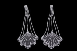 Śnieżnobiałe aplikacje gipiura,tiul