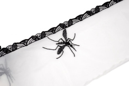 Biały tiul w czarne komary, elastyczna miękka koronka 0,5mb