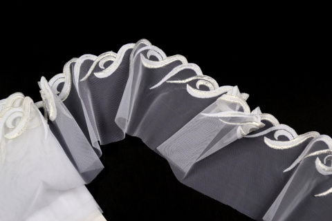 Elastyczny biały haft na tiulu, koroka haftowana 1mb
