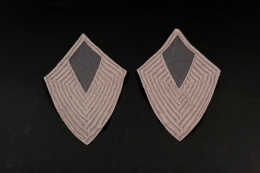 Jasnobeżowe aplikacje haftowane na satynie 2szt.