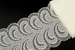 Kremowa koronka haftowana, haft na tiulu 0,5mb