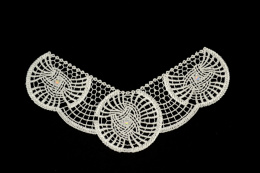 Kremowe aplikacje z cekinami 2szt.