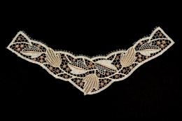 Kremowo beżowa naszywka, dekolt 1szt.