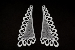 Białe ażurowe aplikacje gipiurowe para