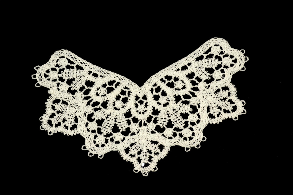 Guipure appliques in ivory color