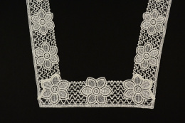 Kremowe aplikacje, nszywki, dekolt, kwiaty 2szt.