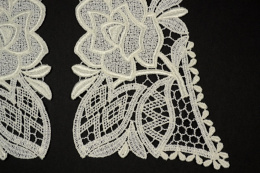 Kremowe gipiurowe aplikacje pary