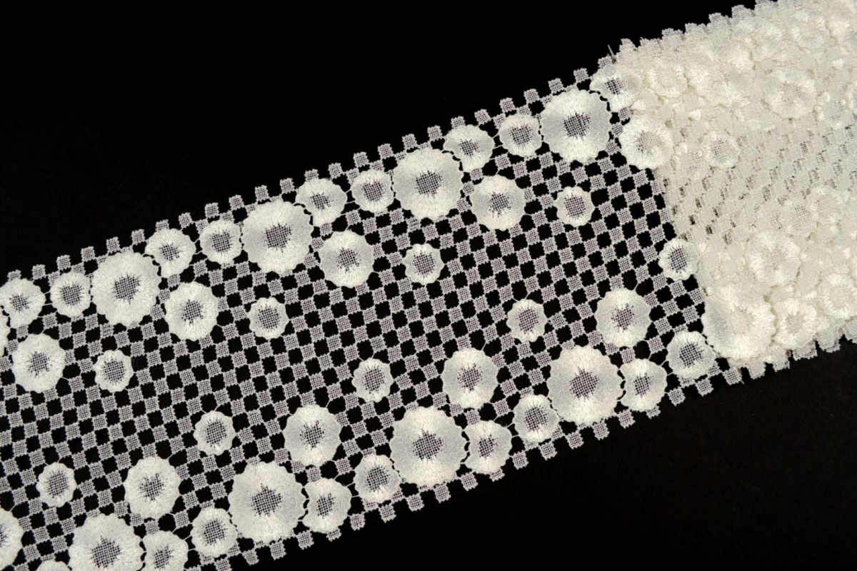 Beautifull guipure lace trim in ivory color