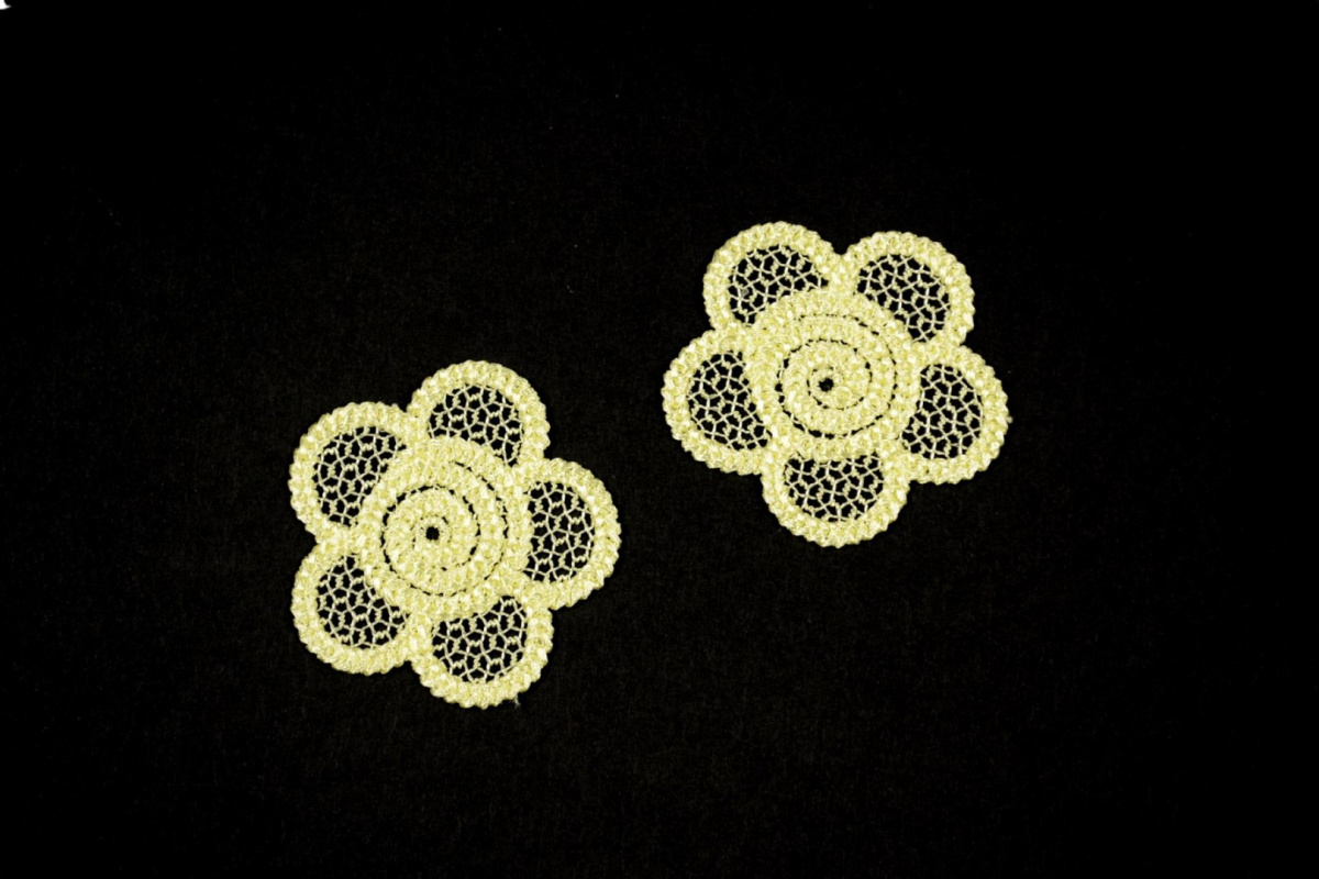 Guipure appliques in yellow color