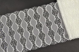 Kremowa koronka na tiulu 0,5mb